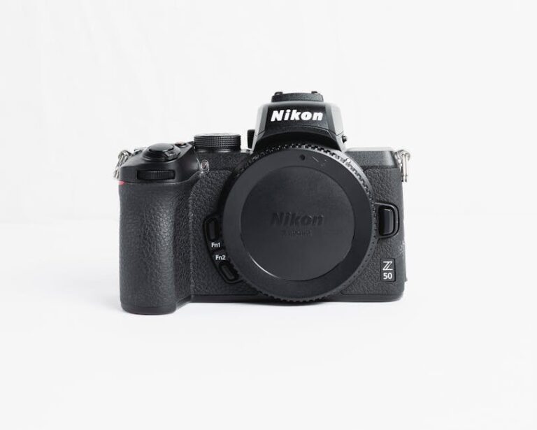 Black mirrorless camera displayed on a white backdrop, ideal for photography enthusiasts.