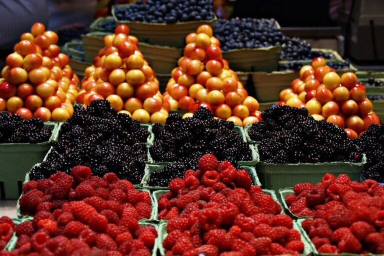 fruits food market market stall raspberries black berries berries healthy vitamin nutrition fresh produce organic vegan fruits market market market market market vegan
